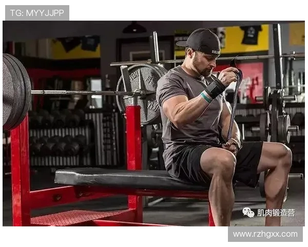 黄金胸肌锻造计划：器械选择与动作组合秘籍